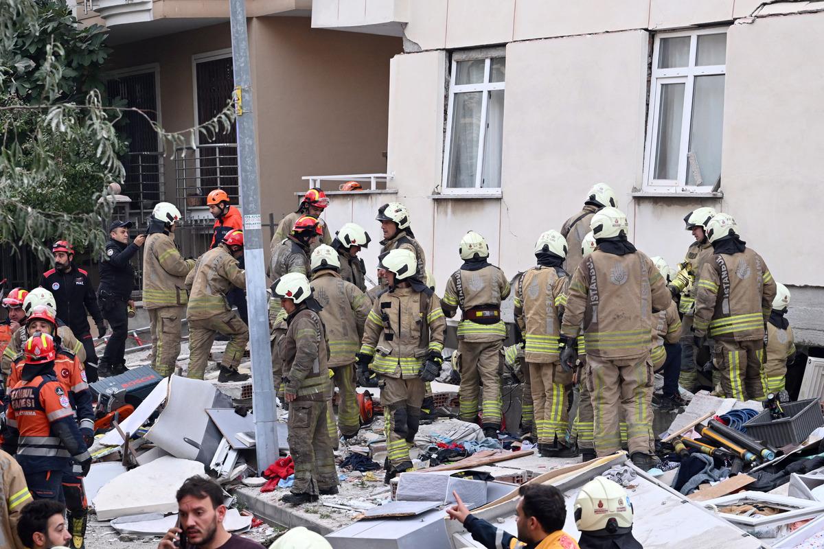 Son dakika: Maltepe de 7 katlı binada &ccedil;&ouml;kme! Mahsur kalanlar var&hellip; 3