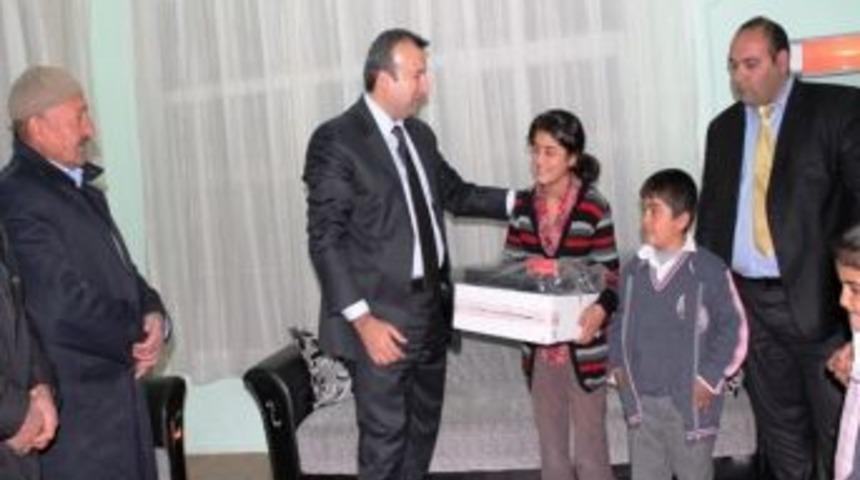 Vali Özkan’dan depremzede öğrencilere dizüstü bilgisayar