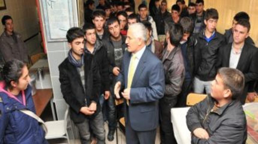 Depremzede &ouml;ğrenciler yeni okullarına yerleştiriliyor