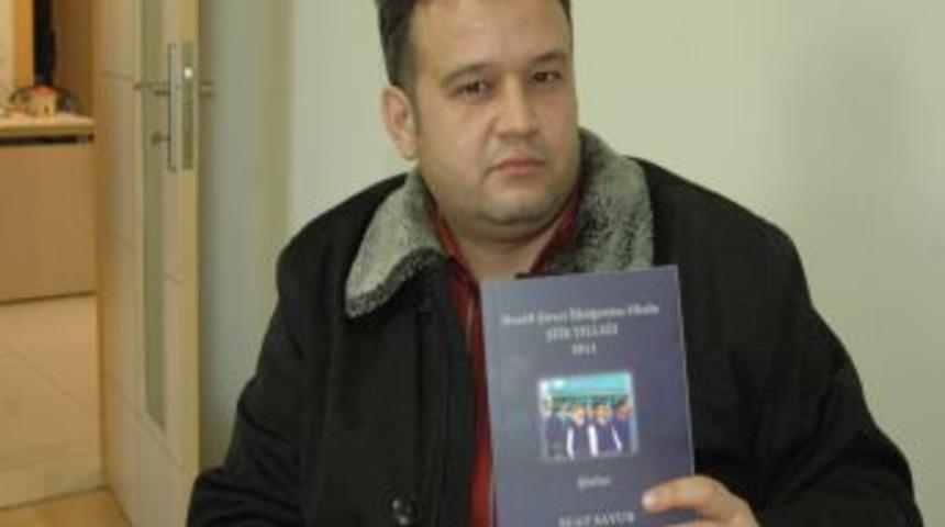 &Ouml;ğrencilerinin sınavda yazdığı şiirleri kitaplaştırdı