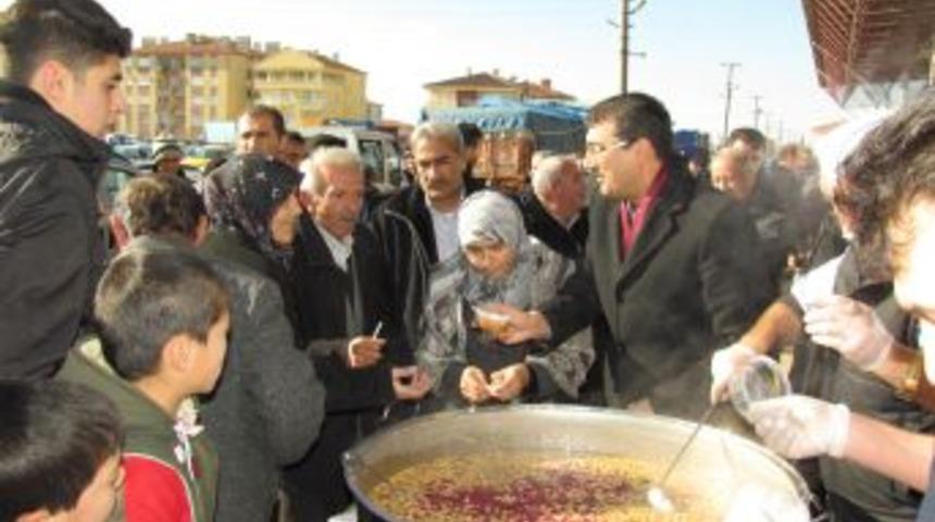 Şerefliko&ccedil;hisar Belediye Başkanı Altuğ, vatandaşlara aşure dağıttı