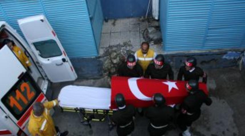 Cinnet getiren onbaşı, iki komutanını &ouml;ld&uuml;rd&uuml;