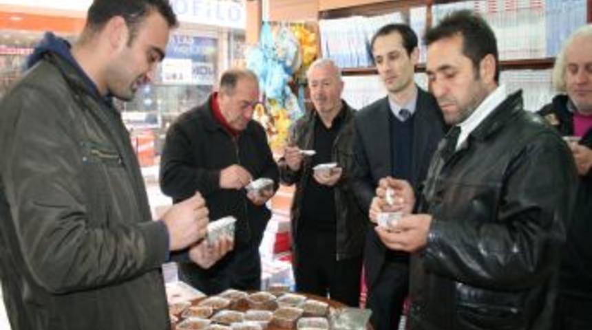 NT Mağazası, esnafa aşure dağıttı