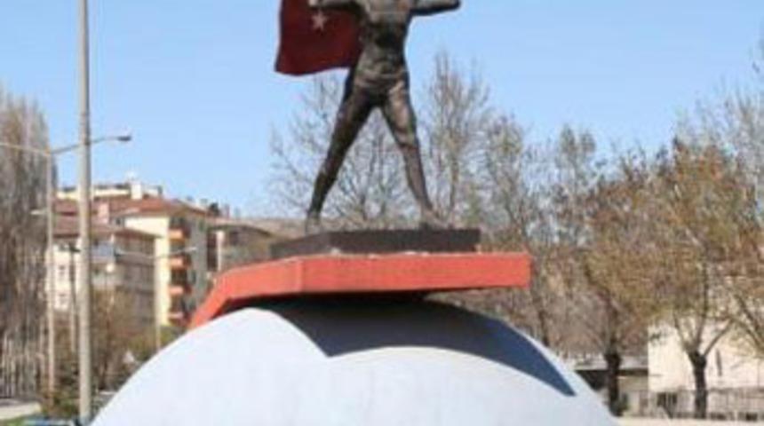 Eski milli atletin heykeli kaldırıldı