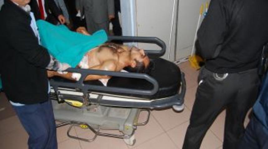 Adliyede bı&ccedil;aklı sopalı kavga: 1 ağır yaralı