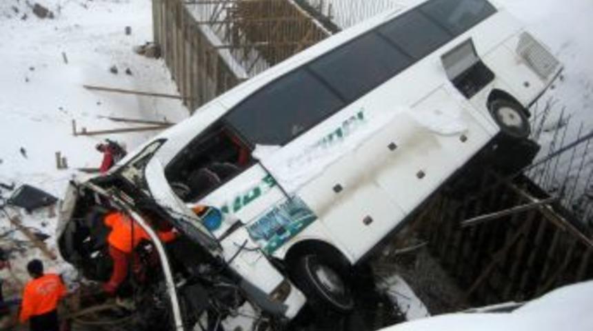 Erzurum'da yolcu otob&uuml;s&uuml; şarampole yuvarlandı: 5 &ouml;l&uuml;, 37 yaralı