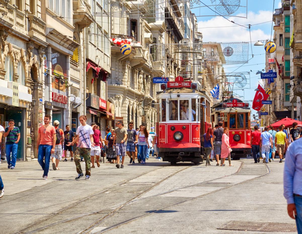 İstanbul un ziyaretçi akınına uğrayan 5 semti belli oldu: Adım atacak yer kalmıyor 2