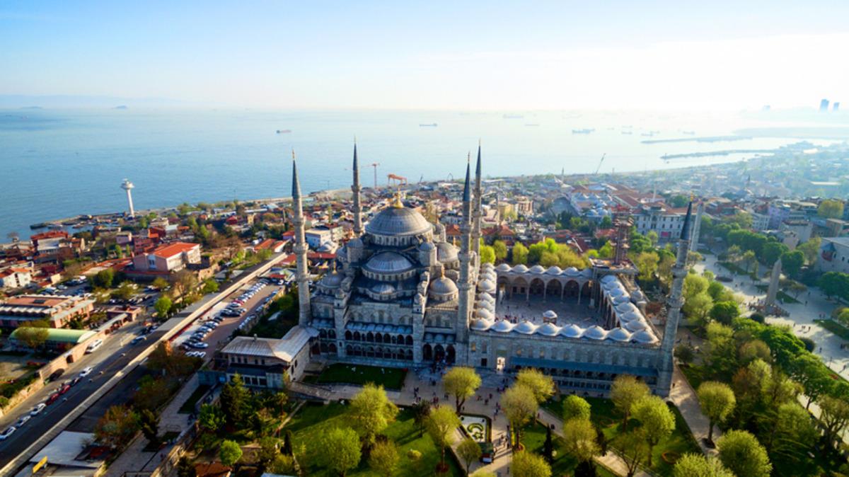 İstanbul un ziyaretçi akınına uğrayan 5 semti belli oldu: Adım atacak yer kalmıyor 1