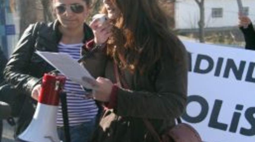 Bir grup kadın, karakolda kadına dayak atılmasını protesto etti