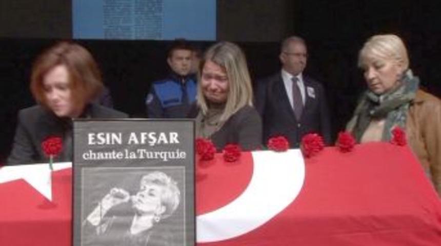 Esin Afşar'ı sanat&ccedil;ı dostları uğurladı