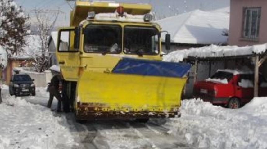 Mezrada mahsur kalan hastayı makam aracıyla hastaneye ulaştırdı