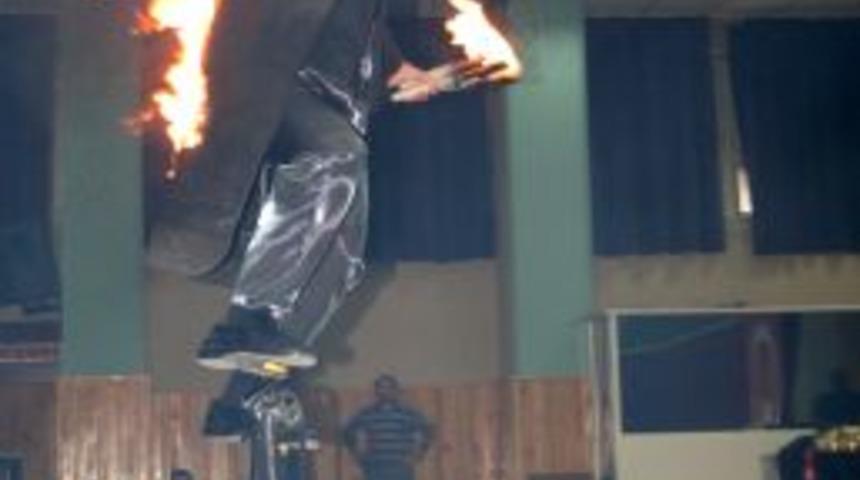 &Ccedil;ocuklar sirk g&ouml;sterilerinde eğlendi