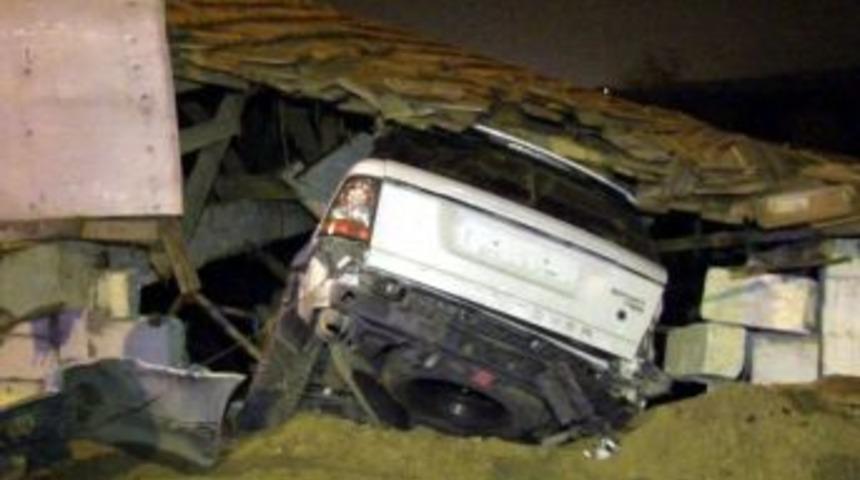 Kaza yapan l&uuml;ks cip ahıra girdi