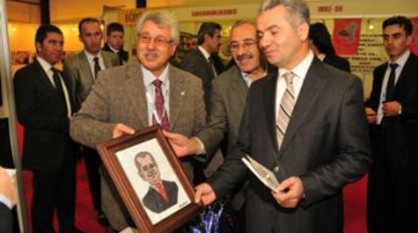 Başkan&rsquo;a karikat&uuml;r&uuml; hediye edildi