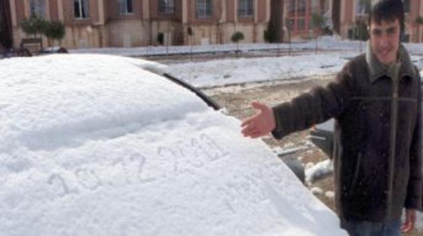Midyat&rsquo;a &uuml;&ccedil; yıl sonra kar yağdı