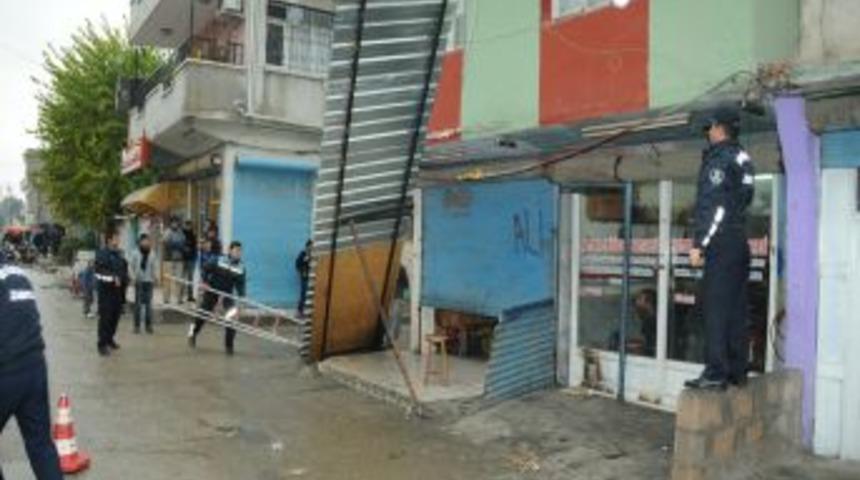 Zabıta caddelerdeki g&ouml;rsel kirliliğe neden sundurmaları yıktı