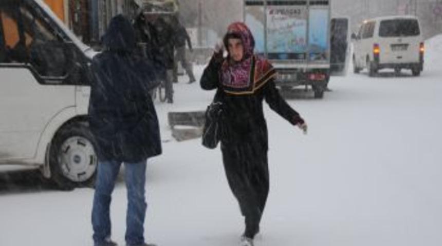 Van'da kar kalınlığı 20 santimetreye ulaştı, &ccedil;adırlar donuyor