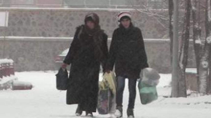 Kars'ta kar yağışı etkili oluyor