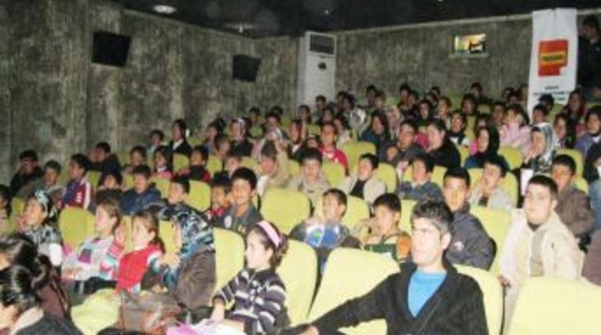 &Ouml;ğrenciler ilk defa sinema ile tanıştı