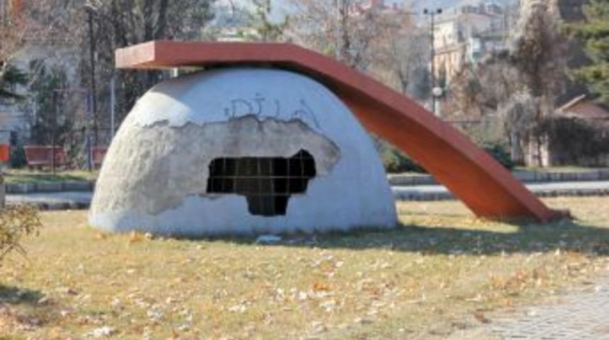 S&uuml;reyya Ayhan Kop'un heykeli de yıkıldı