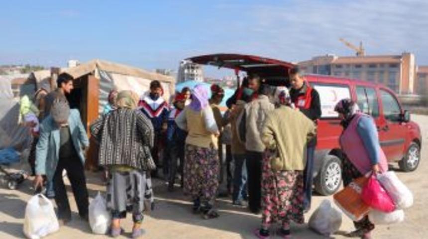 Kızılay, &ccedil;adırdaki 16 aileye gıda yardımı yaptı