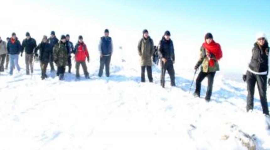 Soğuk havaya aldırmadan Denek Dağı'na tırmandılar