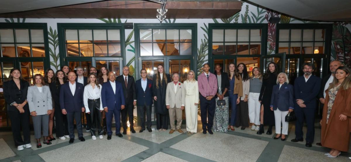 Rahmi Ko&ccedil; tan Filenin Sultanları na para &ouml;d&uuml;l&uuml;! Jest yapıp, Telezz&uuml;z lokantasında ağırladı 1