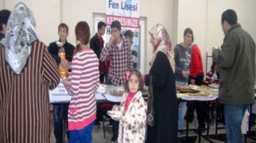 Depremzede arkadaşları i&ccedil;in kermes d&uuml;zenlediler