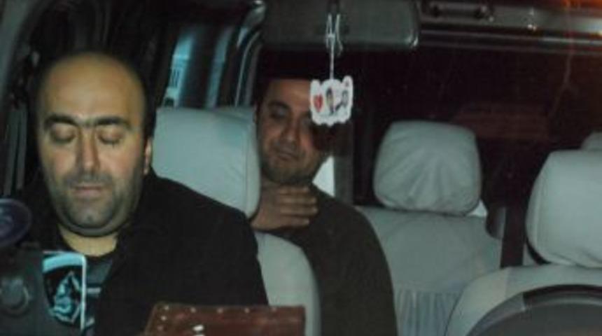 Eski patronunun kafasına silah dayayarak rehin aldı