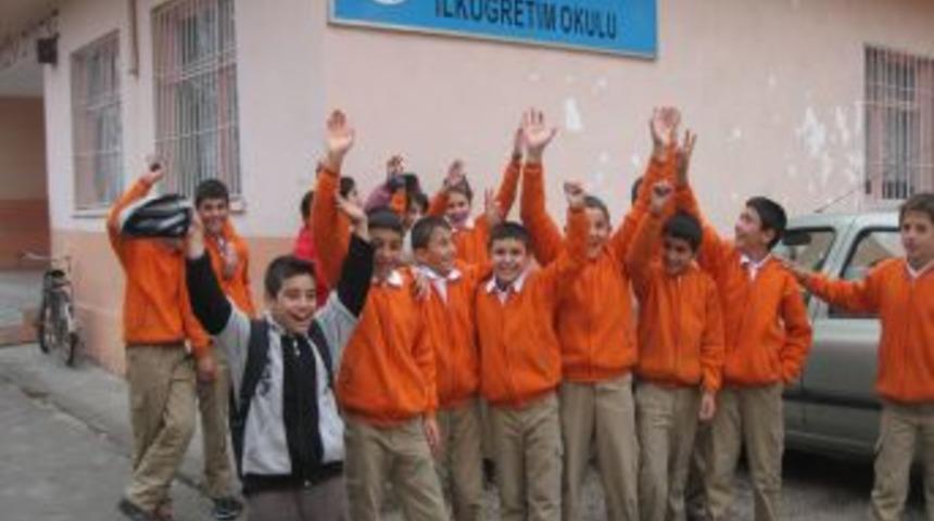 &Uuml;zerine kaya k&uuml;tlesi d&uuml;şme tehlikesi bulunan okul kapatıldı