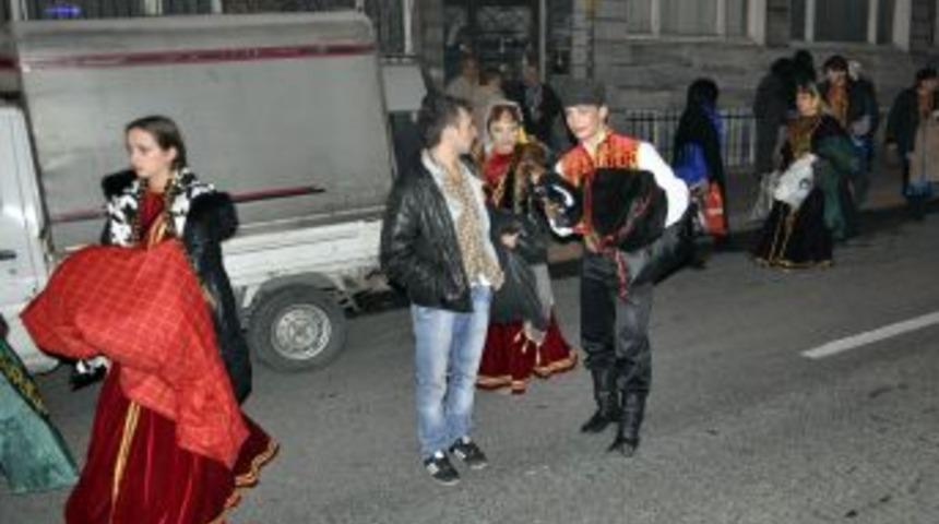 500 kişinin bulunduğu tiyatroda yangın paniği