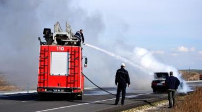 Babaeski&rsquo;de seyir halindeki otomobil alev alev yandı