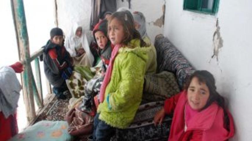 Muş&rsquo;ta vatandaşlar depremden dolayı evlerine giremiyor