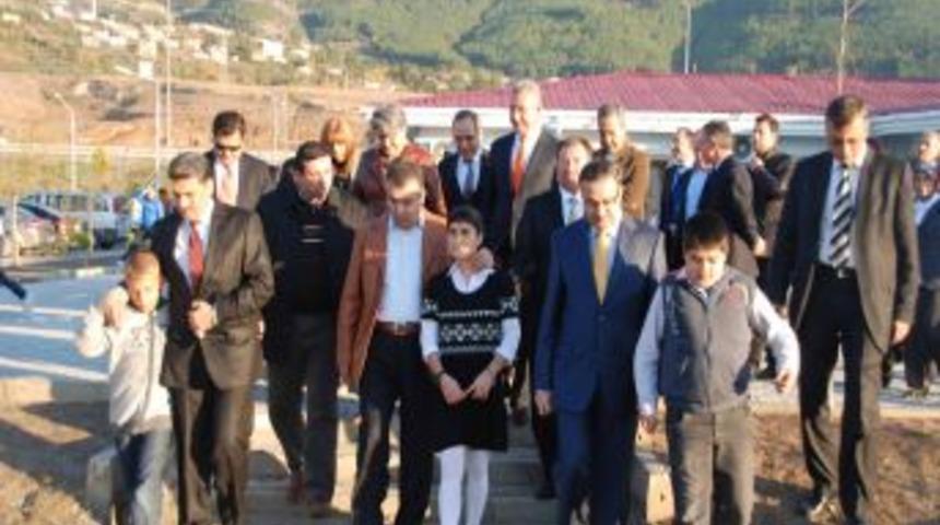 Vali Lekesiz kimsesiz &ccedil;ocuklarla aşure yedi