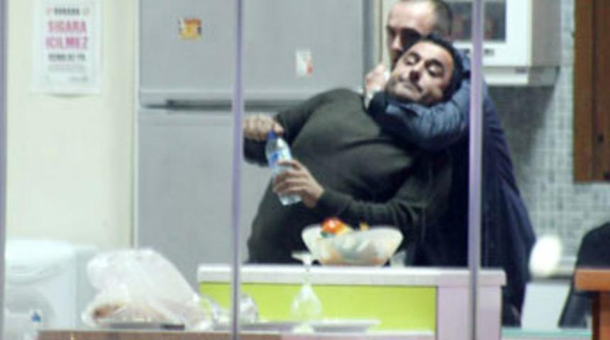 Silahlı şahıs, alacaklısını rehin aldı