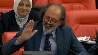 Cemil Tugay'ın ardından AK Partili Hacıoğulları İzmir Marşı'nı mırıldandı