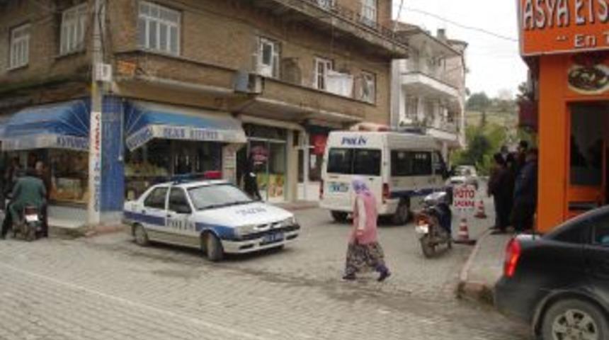 Yeşilkart alamayınca, elindeki pompalı t&uuml;fekli kendisini d&uuml;kkana kilitledi