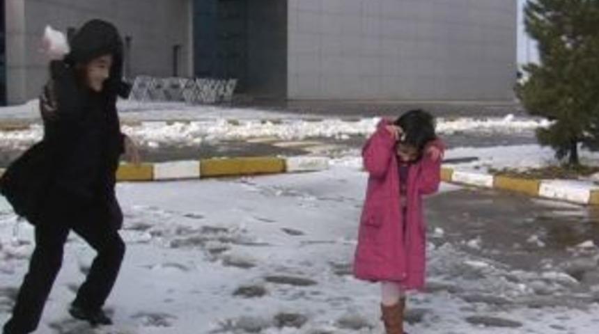 Urfalı &ccedil;ocukların kar keyfi