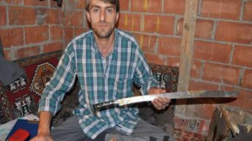 Yatağan kılıcını tanıtmak i&ccedil;in 7 yıldır &uuml;retip bedava dağıtıyor