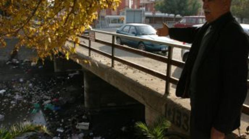 Sulama kanallarındaki &ccedil;&ouml;pler sahipsiz kaldı