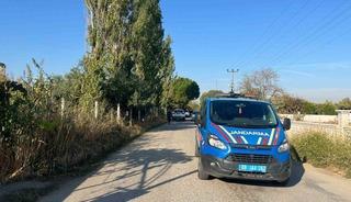 &Ouml;nce boşandığı eşini, sonra kendini vurdu