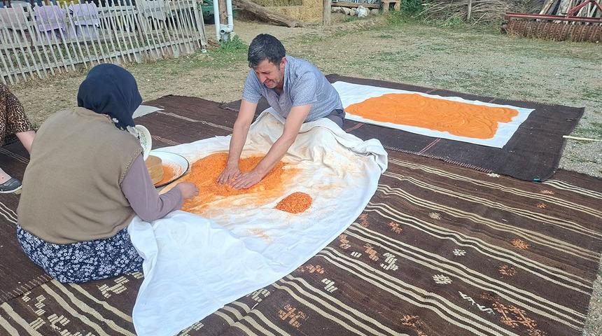 Karısına yardım etmek i&ccedil;in kolları sıvadı: Anadolu'nun bin yıllık şifa kaynağını birlikte ufaladılar