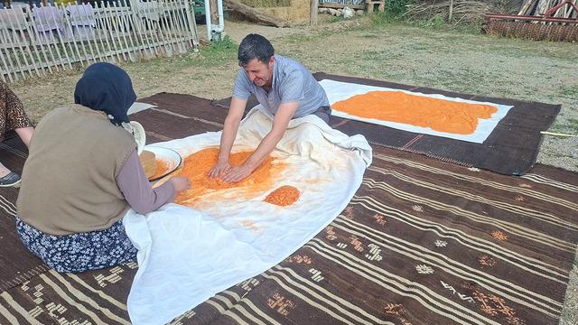 Karısına yardım etmek için kolları sıvadı: Anadolu'nun bin yıllık şifa kaynağını birlikte ufaladılar