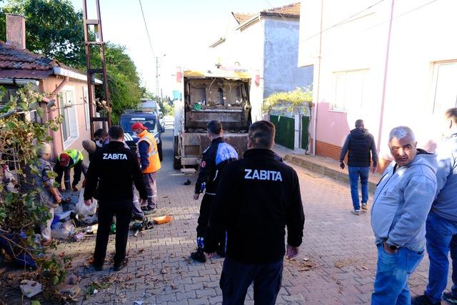 Kırklareli nde bir evden 8 kamyon &ccedil;&ouml;p ve atık malzeme &ccedil;ıkarıldı 1