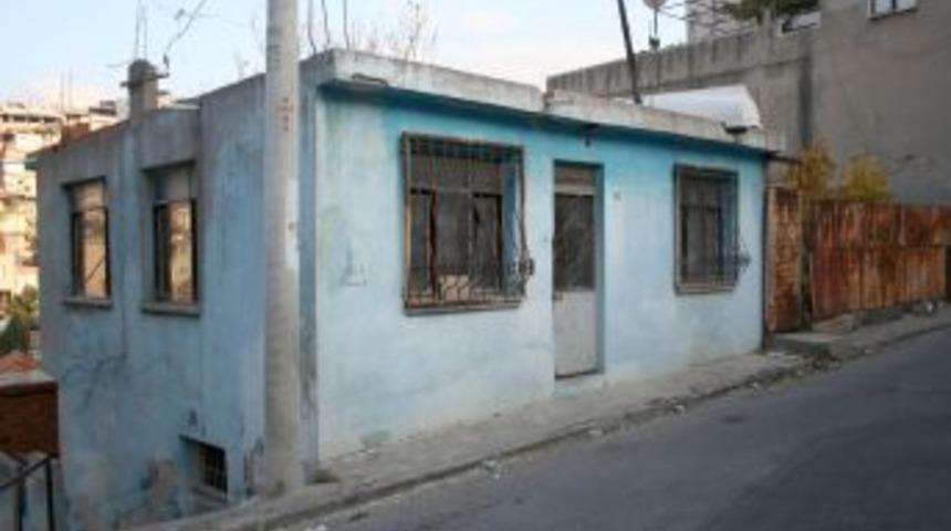 Babasını &ouml;ld&uuml;rd&uuml;ğ&uuml; evde bakımsızlıktan hayatını kaybetti