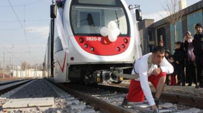 Kendi ağırlığının 107 katı tramvay vagonlarını g&uuml;c&uuml;yle &ccedil;ekmeyi başardı