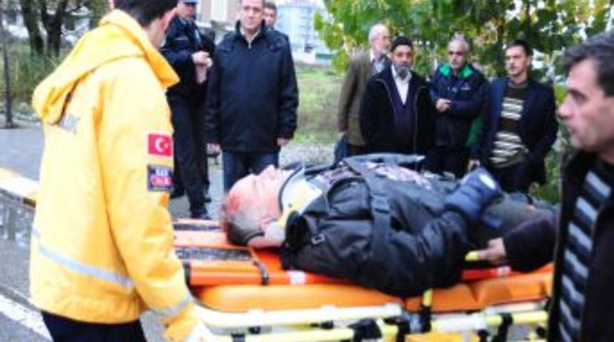 Dolmuşla &ccedil;arpışan motosikletin s&uuml;r&uuml;c&uuml;s&uuml; yaralandı