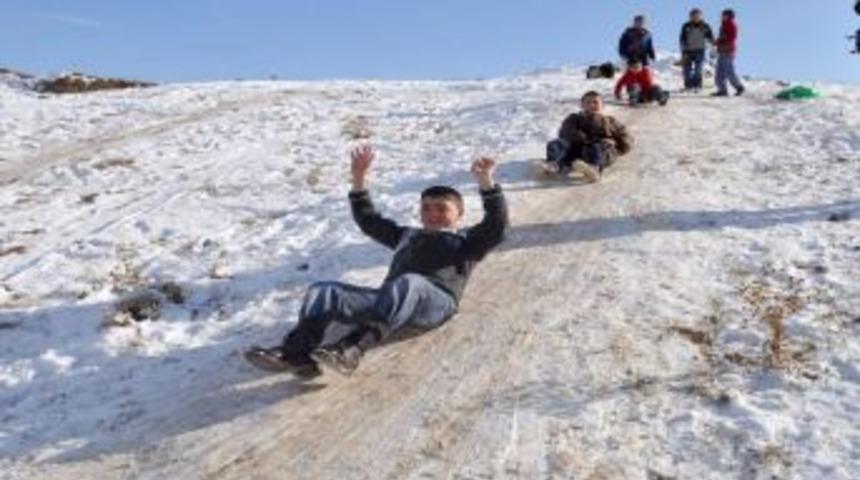 Yozgat&rsquo;ta &ccedil;ocuklar karın keyfini kızakla kayarak &ccedil;ıkartıyor