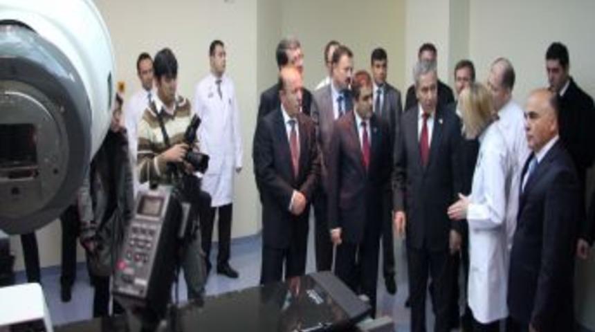 Başbakan Yardımcısı Arın&ccedil;, Radyoterapi &Uuml;nitesi'ni hizmete a&ccedil;tı