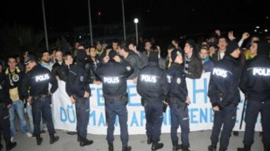 Fenerbah&ccedil;e Bursa'da &ccedil;i&ccedil;ek ve meşalelerle kaşılandı